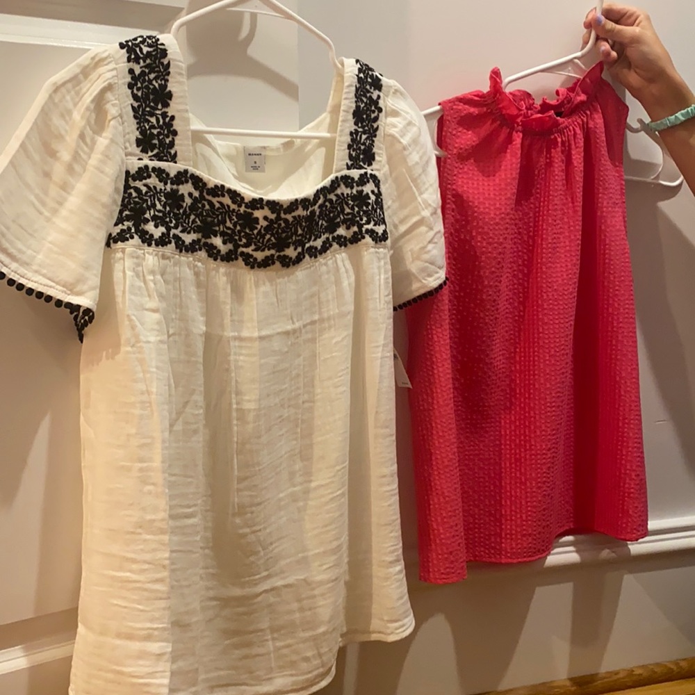 two super cute tops.